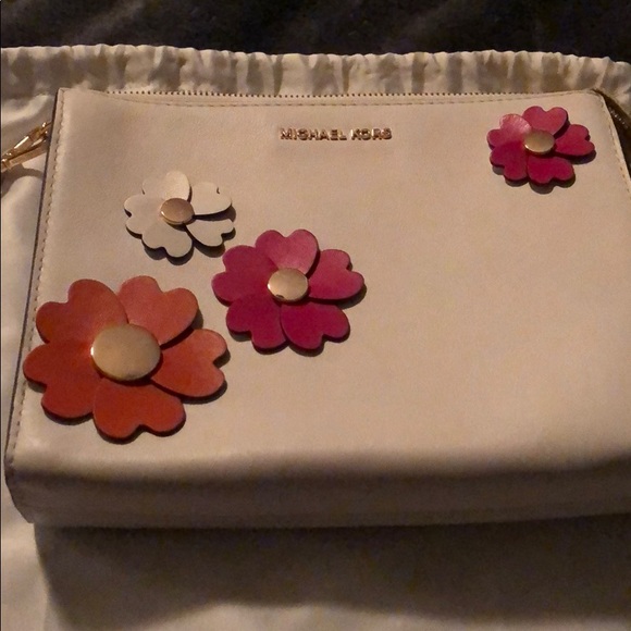 Michael Kors wristlet - Picture 7 of 7